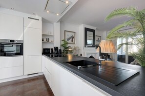 Kühlschrank, Mikrowelle, Ofen, Herdplatte