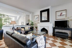 Télévision, cheminée, lecteur de DVD