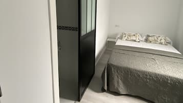 3 slaapkamers, een strijkplank/strijkijzer, gratis wifi, beddengoed