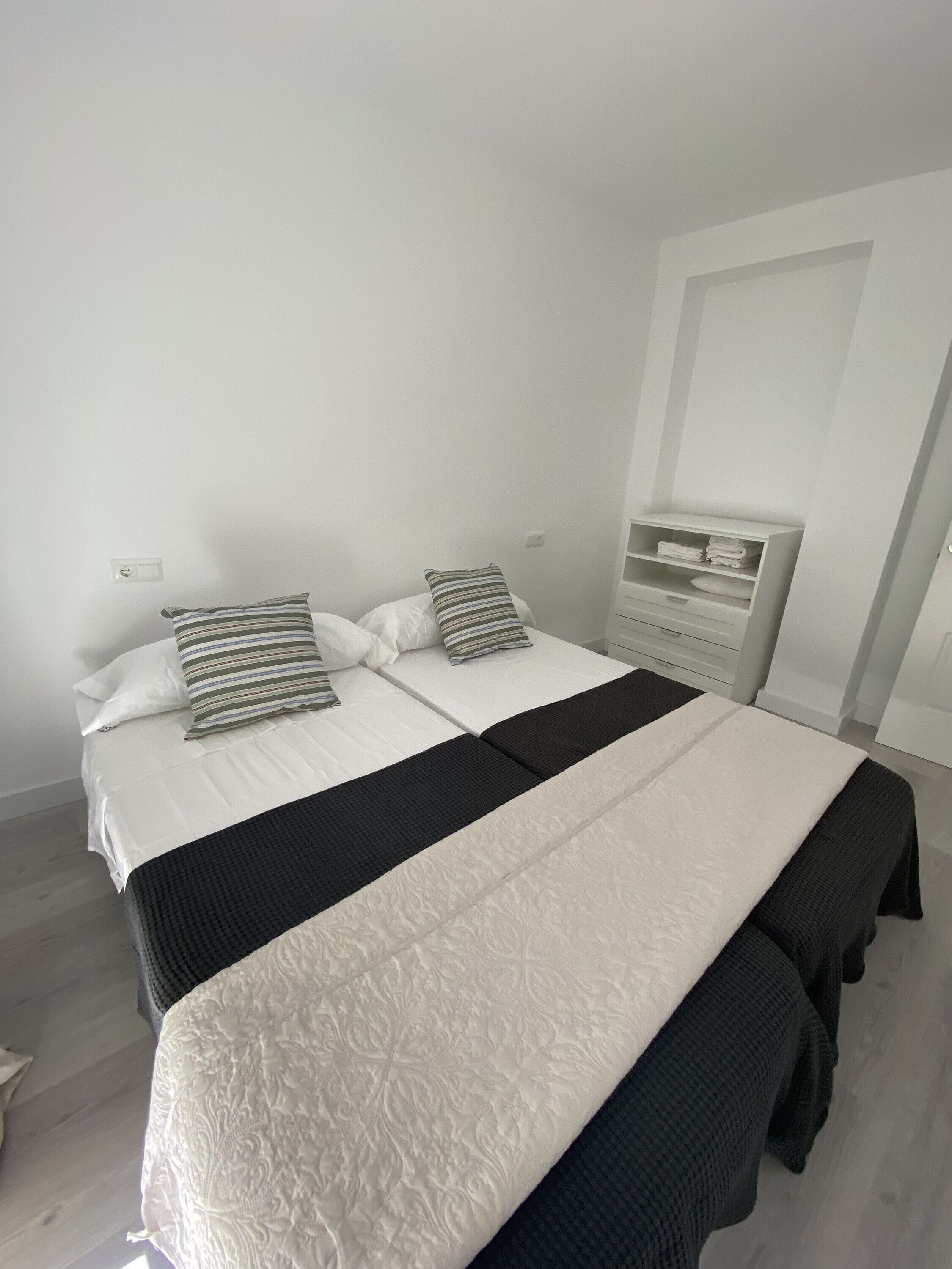 3 slaapkamers, een strijkplank/strijkijzer, gratis wifi, beddengoed