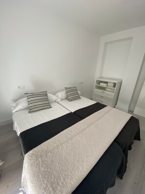 3 slaapkamers, een strijkplank/strijkijzer, gratis wifi, beddengoed