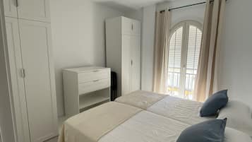 3 slaapkamers, een strijkplank/strijkijzer, gratis wifi, beddengoed