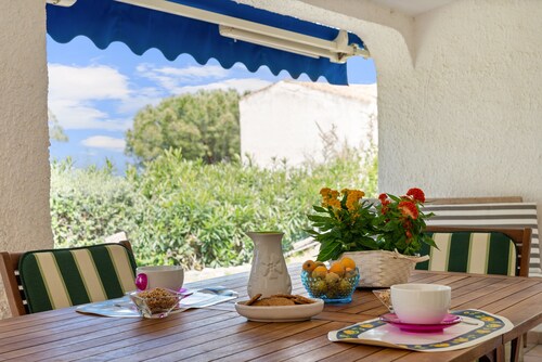 Villa 'Viola' mit Meerblick, Pool, Garten, Terrasse und WLAN