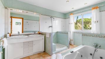 Baignoire, serviettes fournies