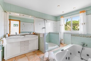 Bathtub, towels