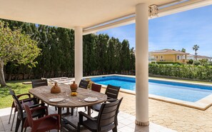 Outdoor dining - Villa 'Sa Torre' with Mountain View, Private Pool and Wi-Fi (Llucmajor)
