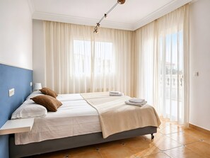5 bedrooms, iron/ironing board, free WiFi, bed sheets