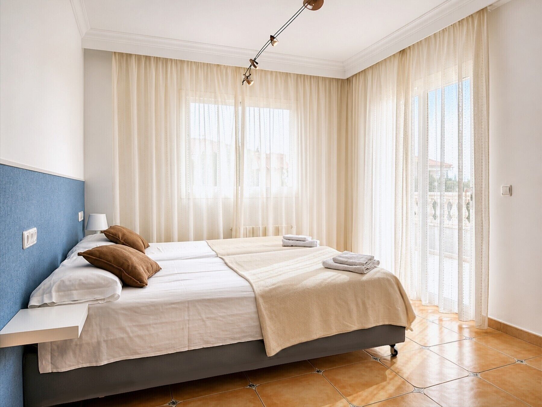 5 bedrooms, iron/ironing board, free WiFi, bed sheets