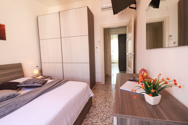 3 slaapkamers, een strijkplank/strijkijzer, beddengoed