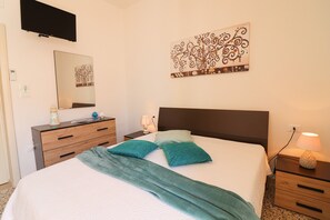 3 habitaciones, tabla de planchar con plancha, wifi y ropa de cama 