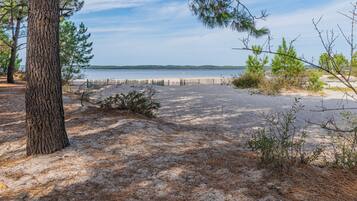 Una spiaggia nelle vicinanze
