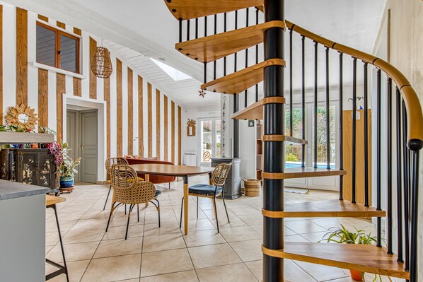 المنشأة من الداخل