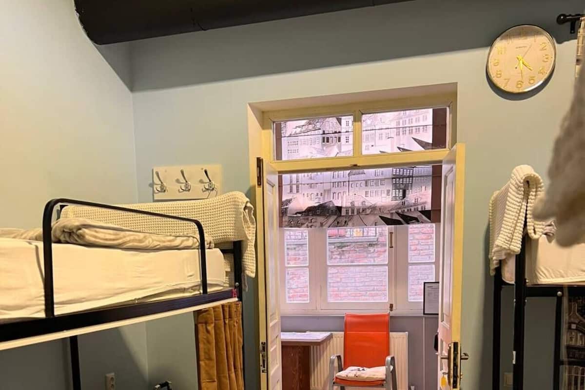 Dormitorio compartido clásico | Caja de seguridad en la habitación y espacio para trabajar con laptop