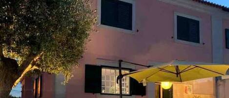 تناول الطعام بالخارج