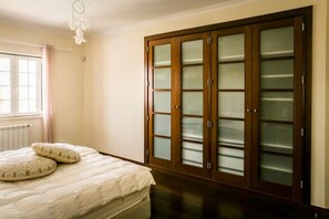 3 Schlafzimmer, Schreibtisch, Bügeleisen/Bügelbrett, Reisekinderbett