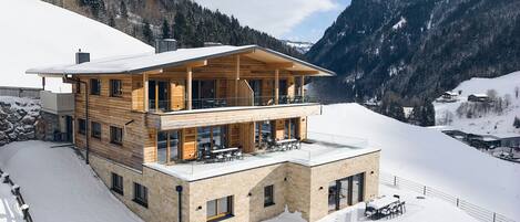 Vista frontal de la propiedad