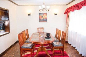 Deluxe Apartment | Dining room - The Swan Apartments (Nairobi)