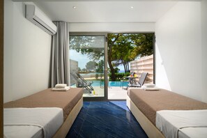 Deluxe Family Room Sea View Swim-Up | In-room safe, laptop workspace, soundproofing, bed sheets - Ninos Grand Beach Hotel & Resort (Preveza)