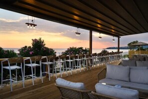 2 bars, bar en bord de piscine, bar de plage