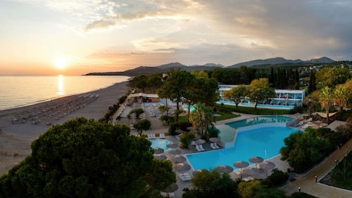 Ninos Grand Beach Hotel & Resort