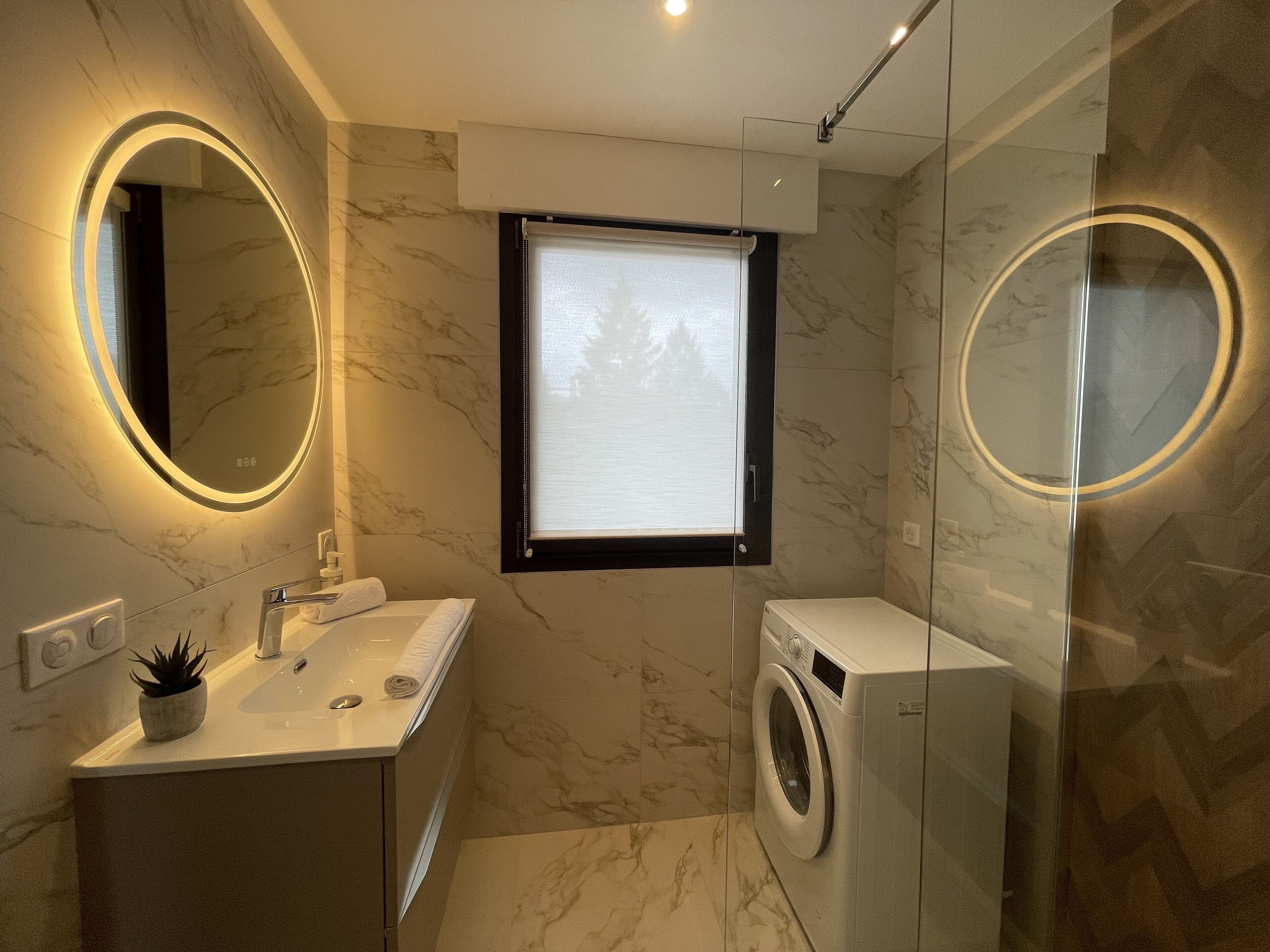 Le Mont-Veyrier, parking et vue montagne