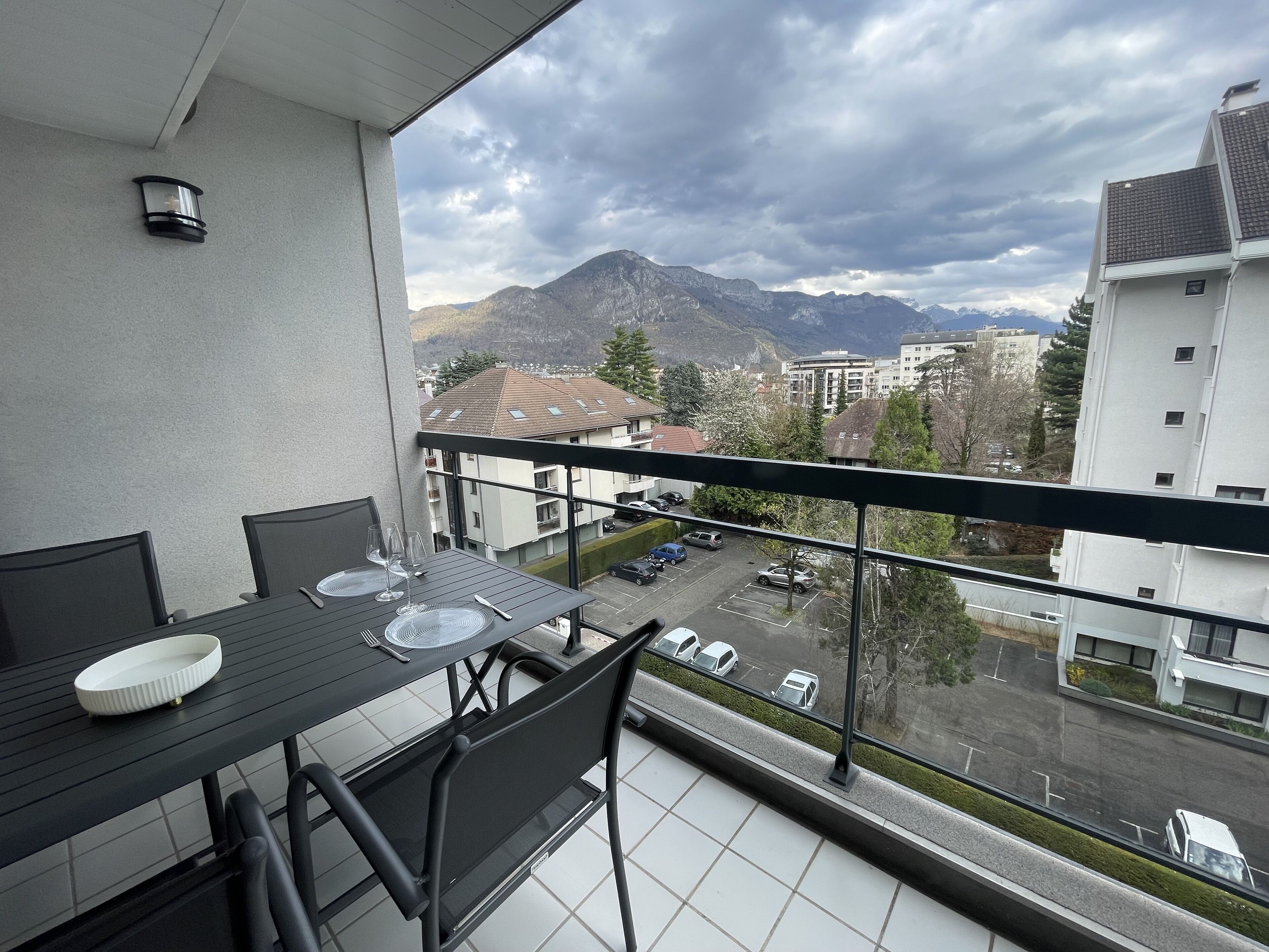 Le Mont-Veyrier, parking et vue montagne