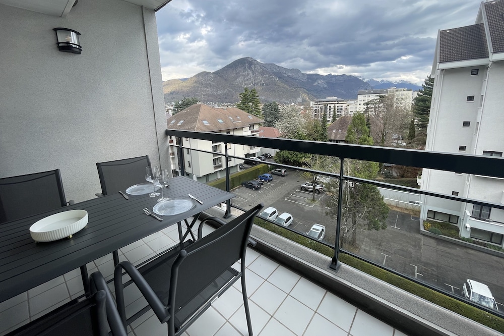 Le Mont-Veyrier, car park and mountain view