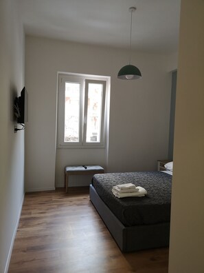 2 bedrooms, iron/ironing board, free WiFi, bed sheets - A stone's throw from the subway (Roma)