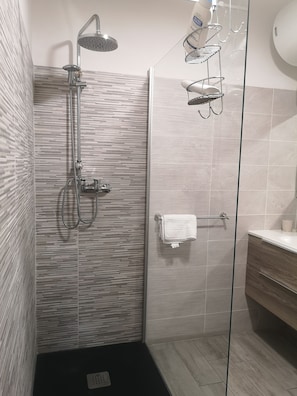 Asciugacapelli, bidet, asciugamani, sapone