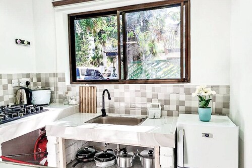 Spacious home 1BR with livingroom ,kitchen, Wi-Fi.