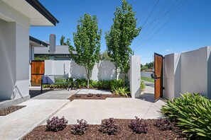 Property grounds - Frankie's Place - Stunning three bedroom classic in the heart of Wodonga (Wodonga)