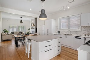 Microwave, oven, stovetop, dishwasher - Frankie's Place - Stunning three bedroom classic in the heart of Wodonga (Wodonga)