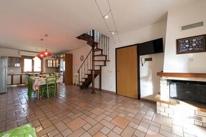 Unclassified image, 3 of 23, button