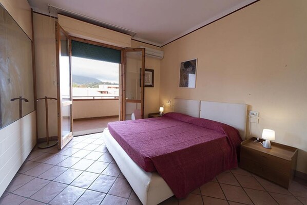 2 bedrooms, travel crib