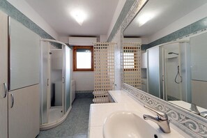 Unclassified image, 4 of 23, button