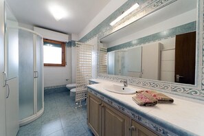 Dusche, Haartrockner, Bidet