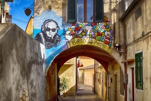 A narrow alleyway with a mural and an archway. - Villetta Grazia - 1 (Capoliveri)