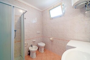 Dusche, Haartrockner, Bidet, Toilettenpapier