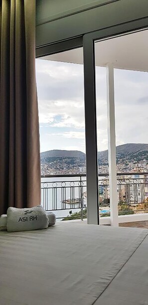 Tremannsrom – deluxe, sjøutsikt | Utsikt mot strand/hav