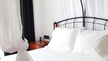 Deluxe Double Room with Sea View | Minibar, desk, soundproofing, iron/ironing board