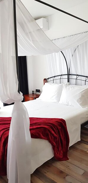 Deluxe Double Room with Sea View | Minibar, desk, soundproofing, iron/ironing board - Asi Rooftop Hotel (Sarandë)