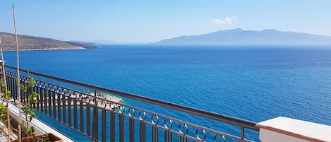 Habitación triple Deluxe, vista al mar | Vista del balcón