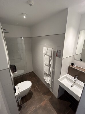 Comfort Double Room | Bathroom | Shower, rainfall showerhead, hair dryer, heated floors - STAHLTOWER (Friesoythe)