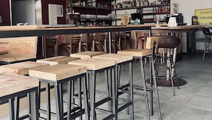 Quán bar thể thao