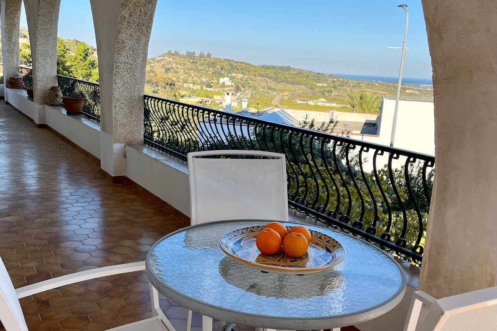 Villa Letizia con veranda e vista mare