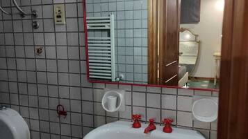 Dusche, Haartrockner, Bidet, Handtücher