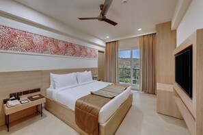 Minibar, caja de seguridad en la habitación y escritorio 