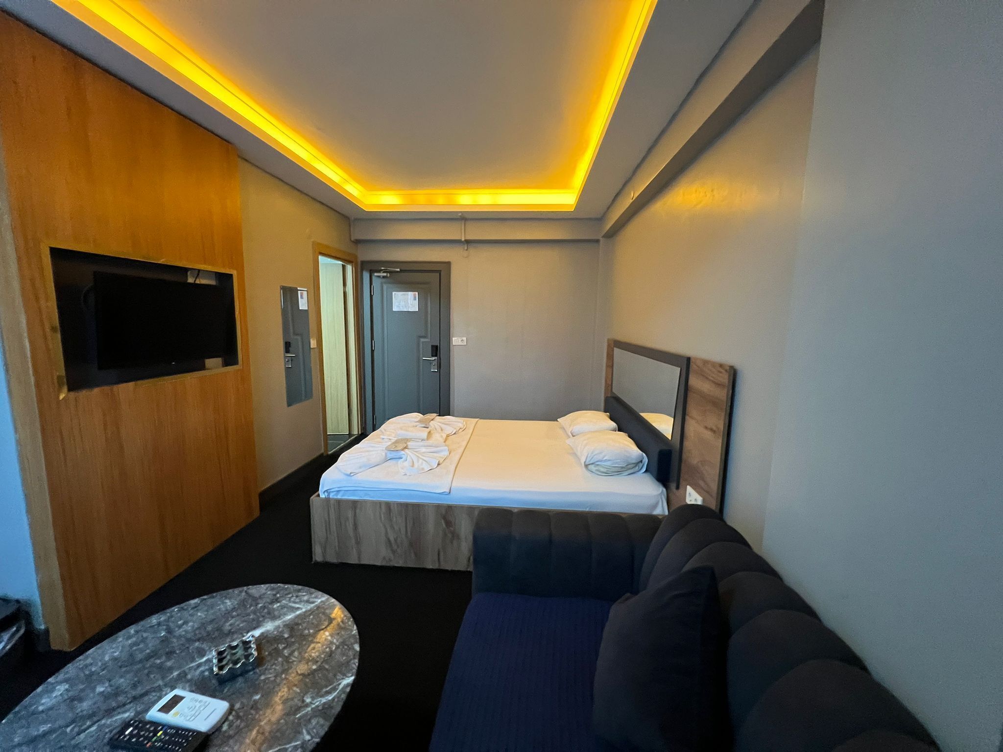 Superior Room | Minibar, in-room safe, desk, laptop workspace