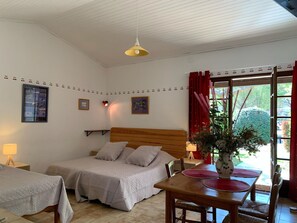Travel cot, free WiFi, bed sheets