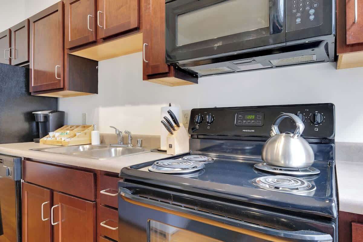 Geladeira, micro-ondas, fogão, cooktop